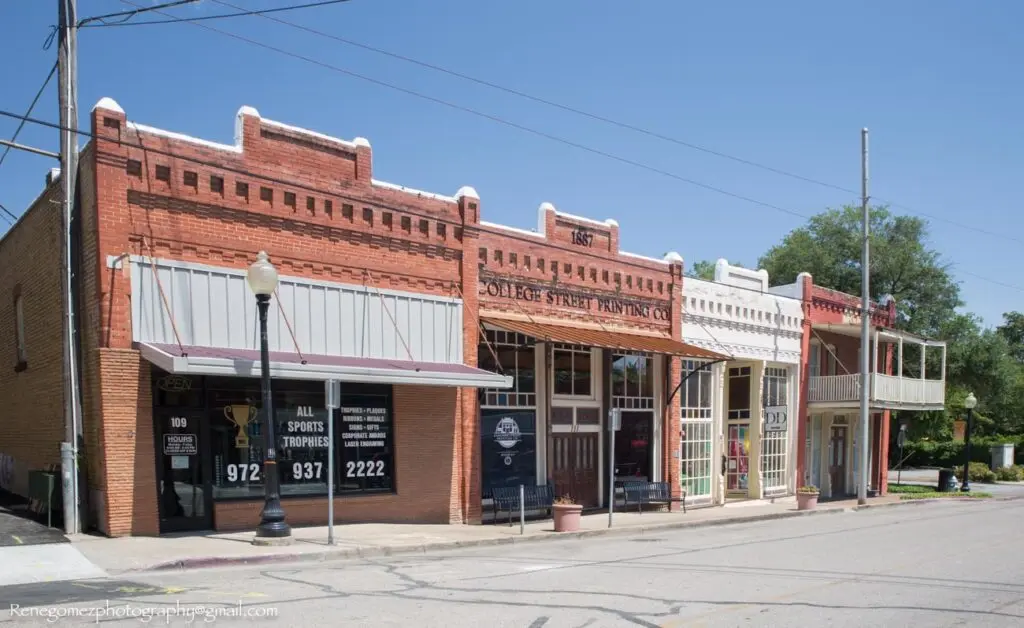 How Water Intrusion Alters the Structural Balance of Older Waxahachie Buildings