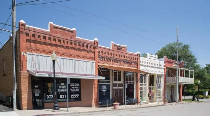 How Water Intrusion Alters the Structural Balance of Older Waxahachie Buildings Intrusion Affects
