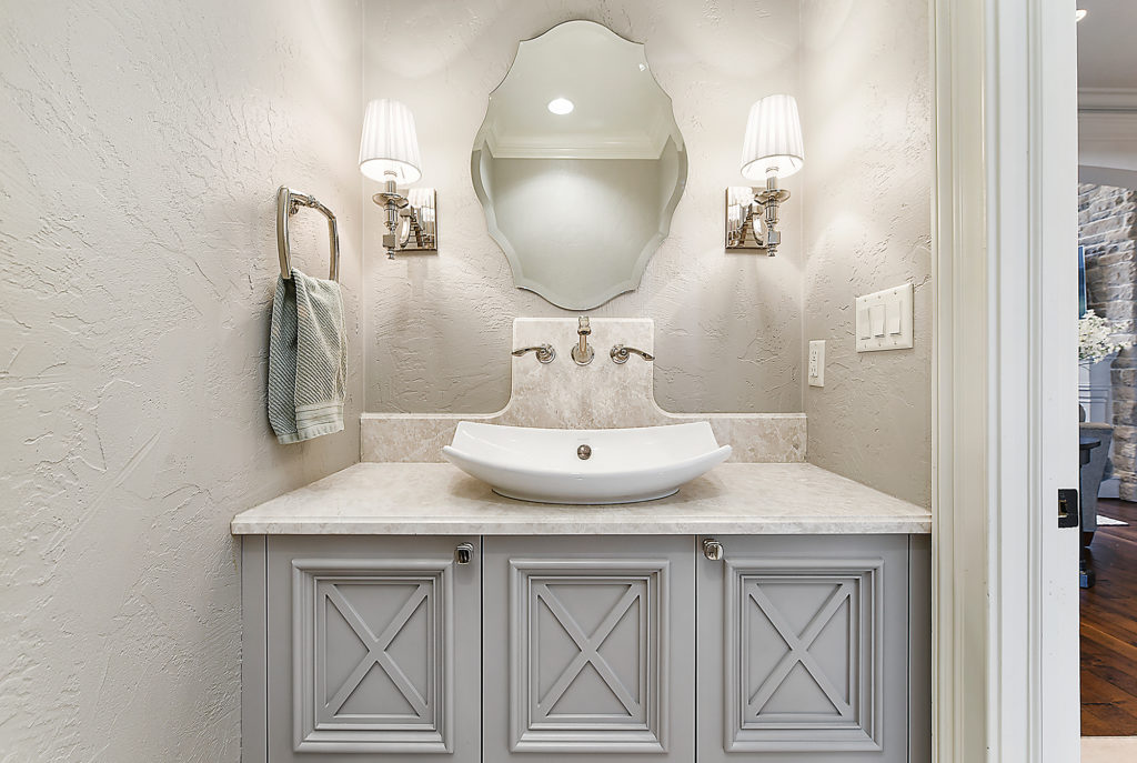 How to Keep Bathroom Mirrors Streak-Free 